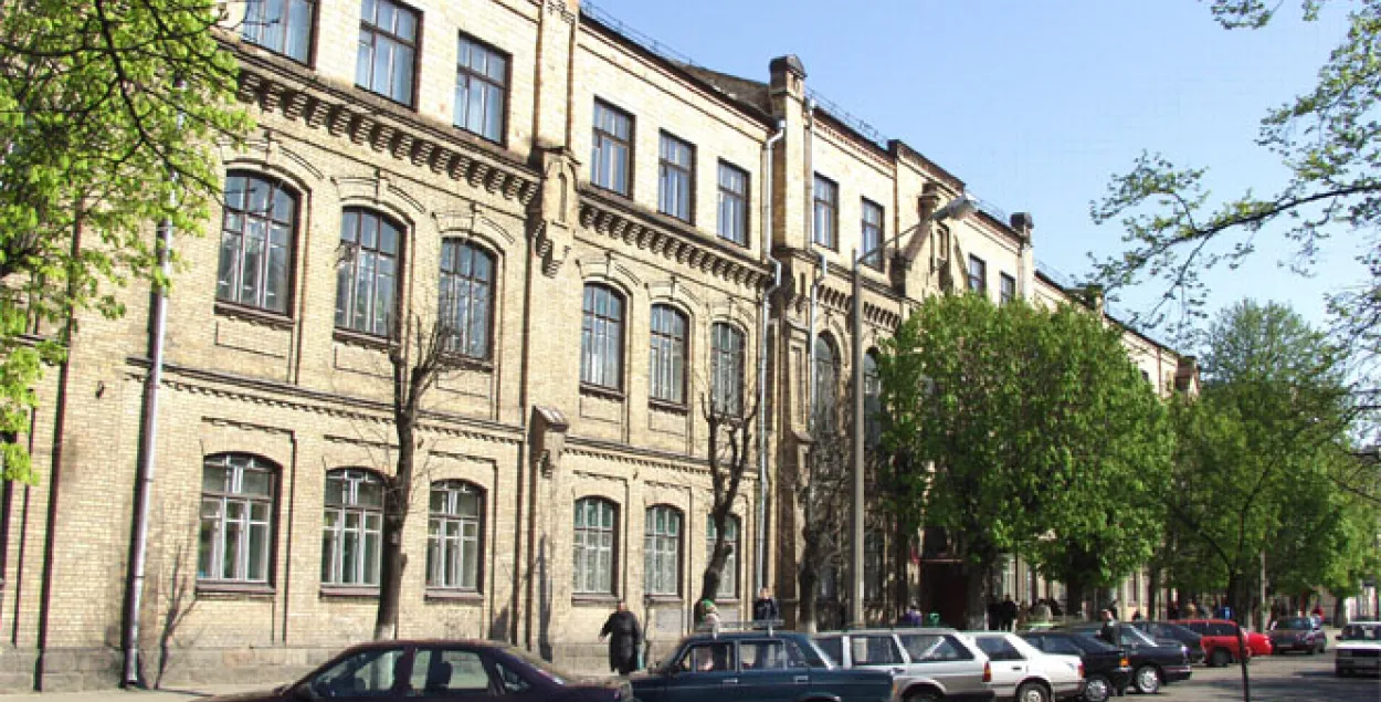 Автостоянка у БрГУ. Фото: www.abiturient.by