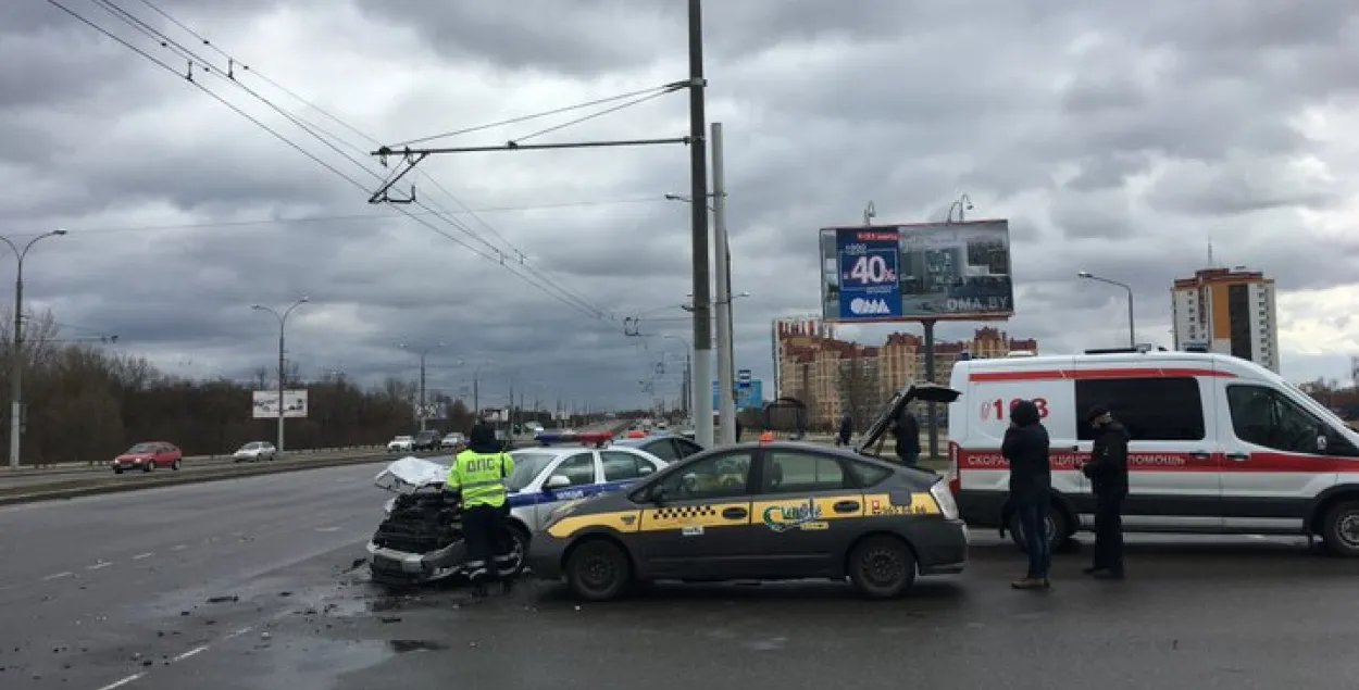 Машына ДАІ ў Брэсце ўрэзалася на скрыжаванні ў таксоўку (відэа)