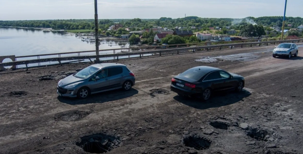 ВСУ обстреляли мост в Херсоне, но он, похоже, устоял — 154-е утро войны