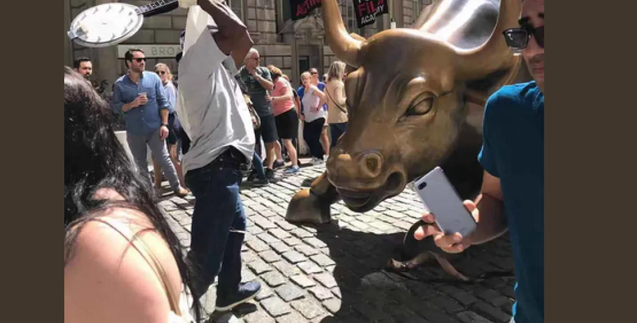 Знакаміты бык на Уол-стрыт у Нью-Ёрку пацярпеў ад рук вандала