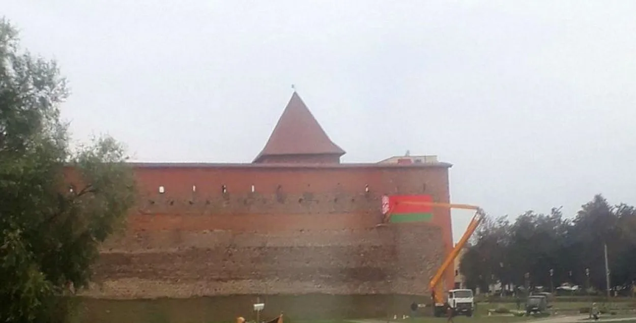 Са сцяны Лідскага замка знялі вялікі чырвона-зялёны сцяг