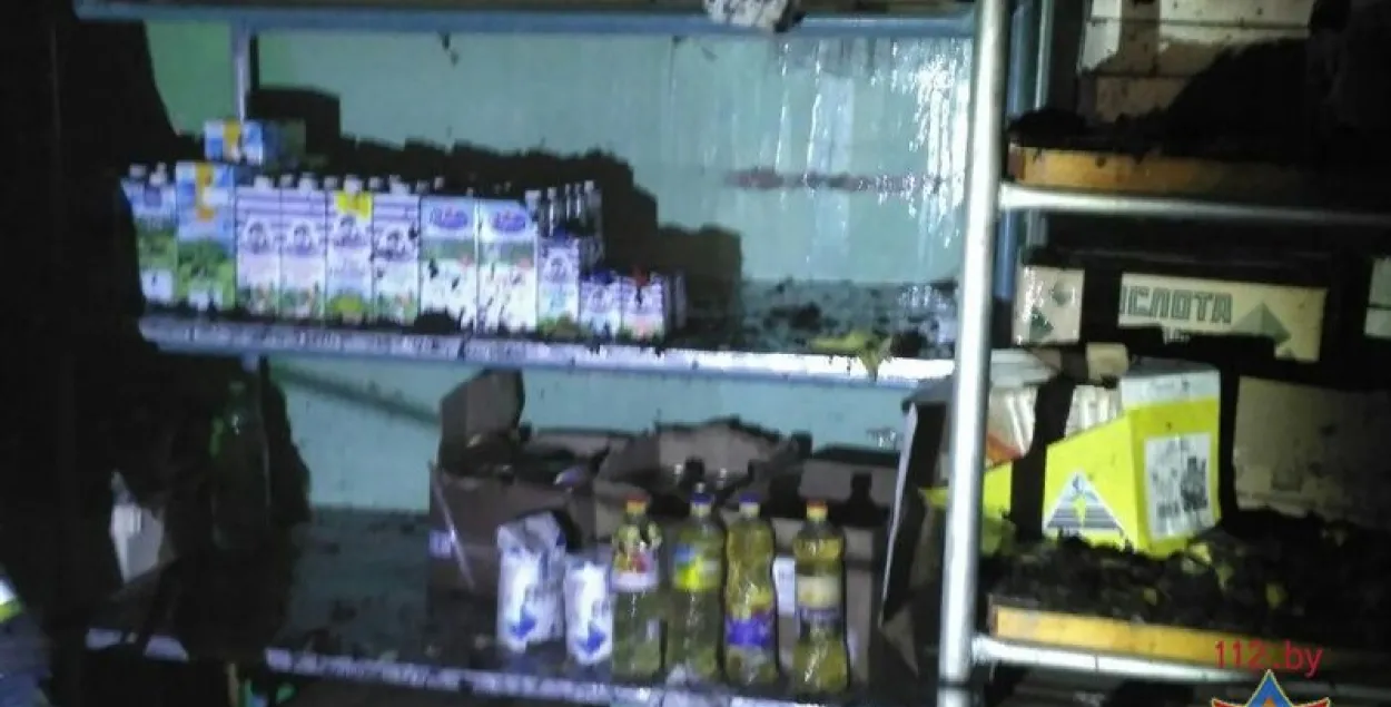 У Мінску ўначы з-за пажару ў краме эвакуявалі 27 чалавек (фота)