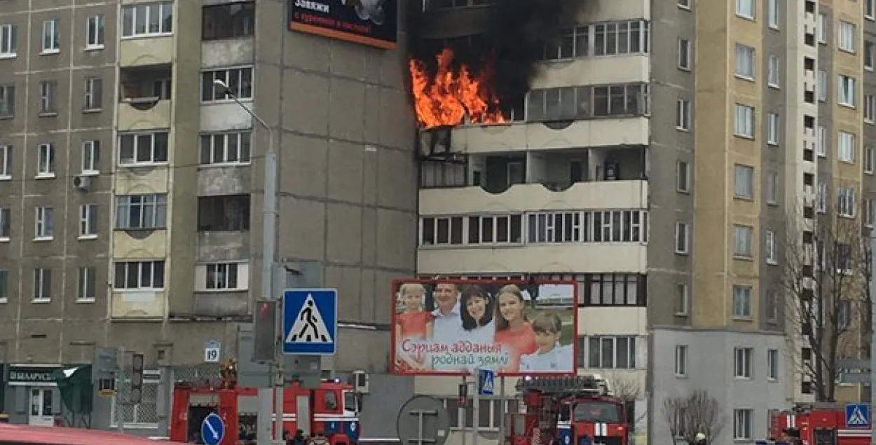 Фотафакт: у Мінску каля вуліцы Бяды адкрытым полымем гарэла кватэра