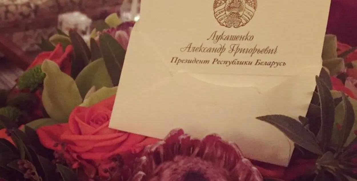 Фотафакт: Лукашэнка даслаў у грымёрку Кіркорава букет кветак