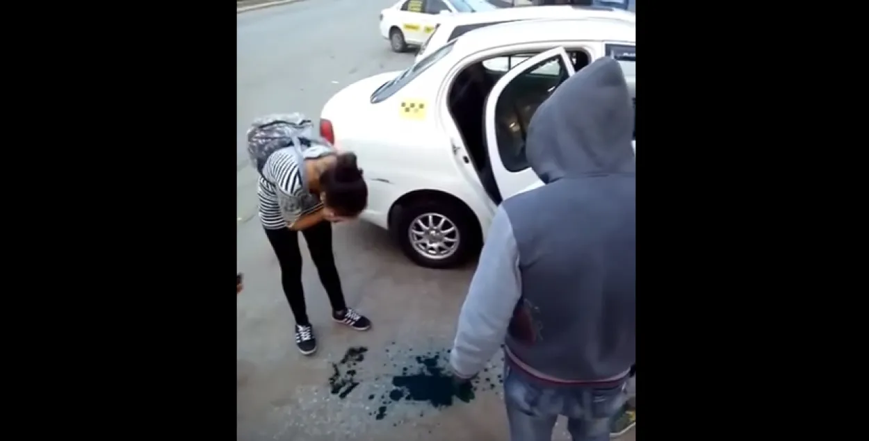 У Хабараўску звольнілі таксоўцаў, якія прымусілі пасажырак памыцца зялёнкай