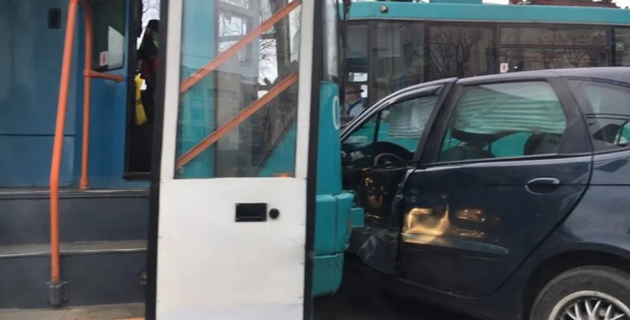 У цэнтры Мінска з-за аварыі паралізавала трамвайны рух