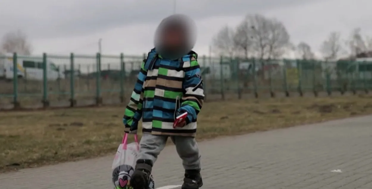 Мальчик переходит границу / independent.co.uk