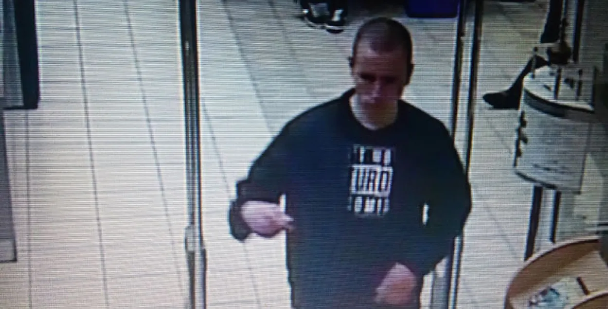 Тры мінчукі каталіся па вуліцы на вазку з крамы, а потым білі машыны (відэа)