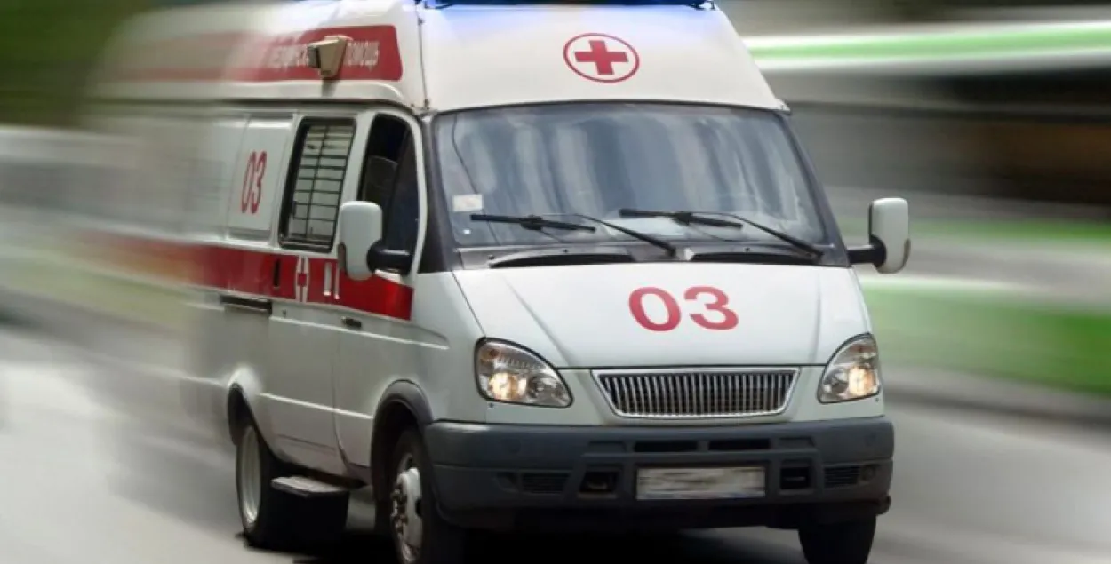 У Мінску на машыну "хуткай" са шматпавярховіка звалілася акно