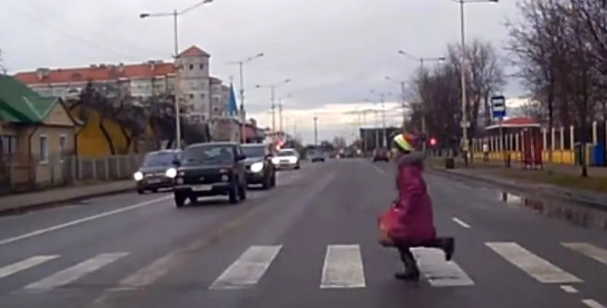 Відэа, як у Баранавічах легкавік ледзь не збіў дзяўчынку на пешаходным пераходзе