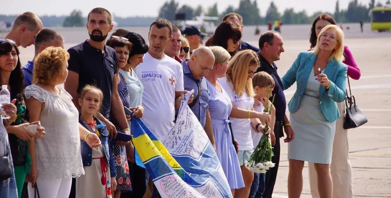 Упаўнаважаная па правах чалавека Людміла Дзянісава (справа) спрабуе згрупаваць сваякоў зняволеных украінцаў на ўзлётнай паласе / Антон Наўмлюк, выданне "Ґрати" для "Новой газеты"