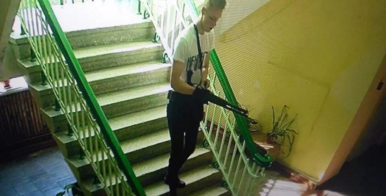 Владислав Росляков с ружьем. Фото: twitter.com/breakingmash