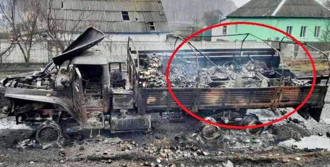 Стиральная машина в сгоревшем российском автомобиле / УНИАН