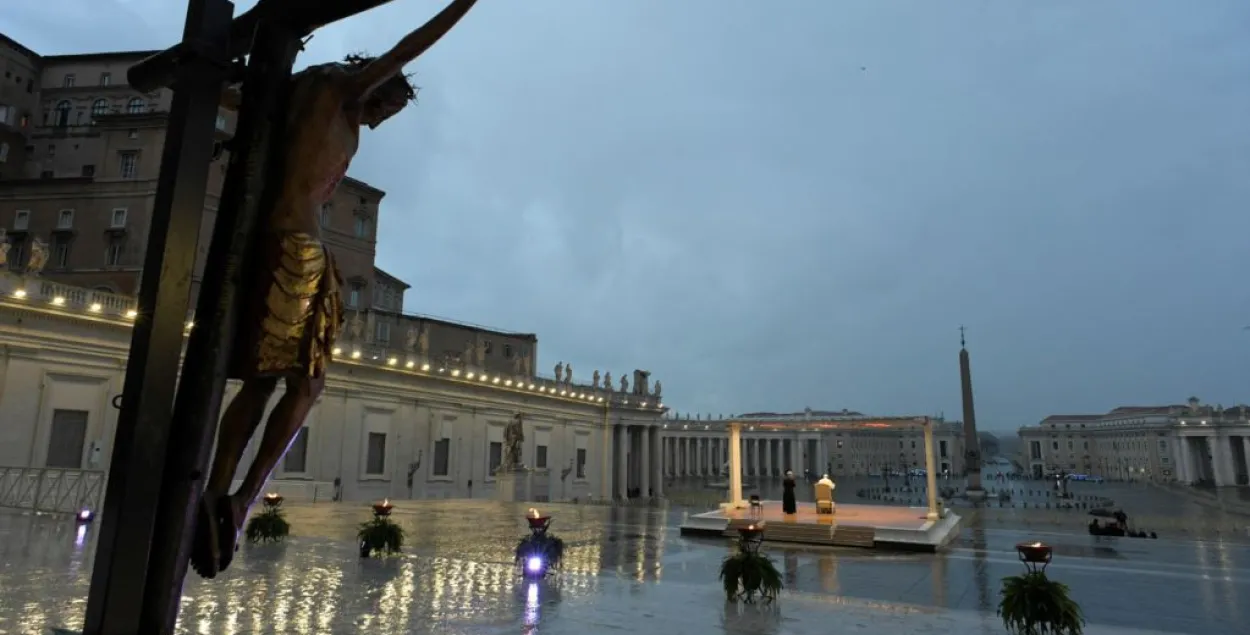 Ватыкан у ізаляцыі: Папа Рымскі памаліўся на пустой плошчы 