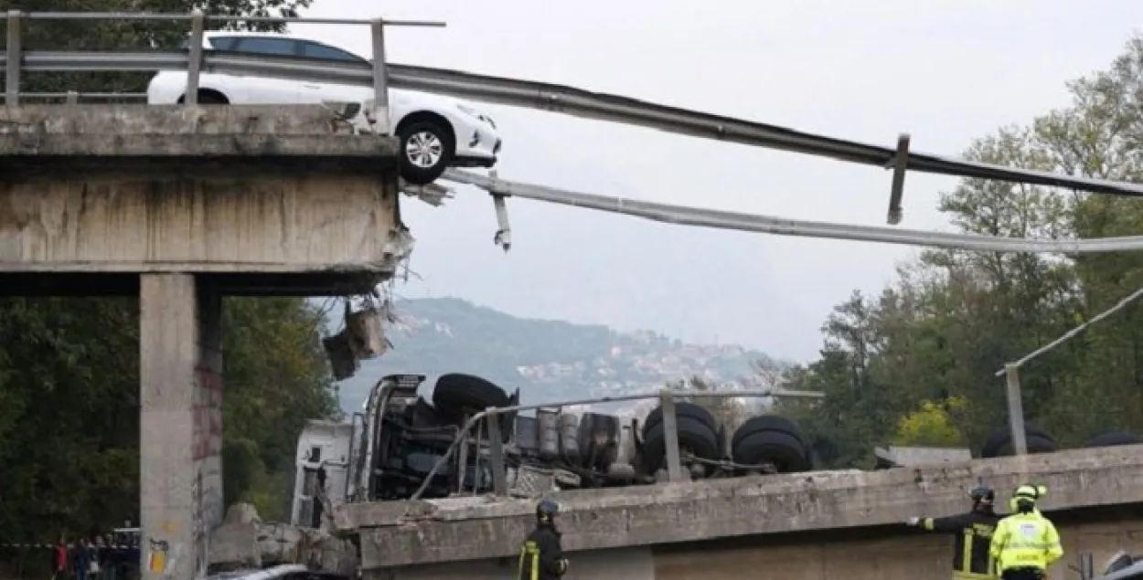 Відэа, як у Італіі мост абрынуўся на аўтамабіль