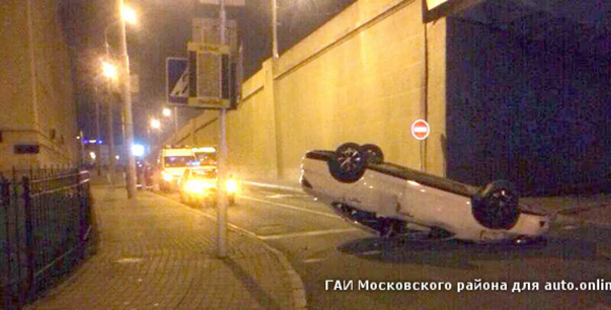 У цэнтры Мінску п'яны кіроўца на Nissan 100 метраў ехаў на даху аўто (фота)