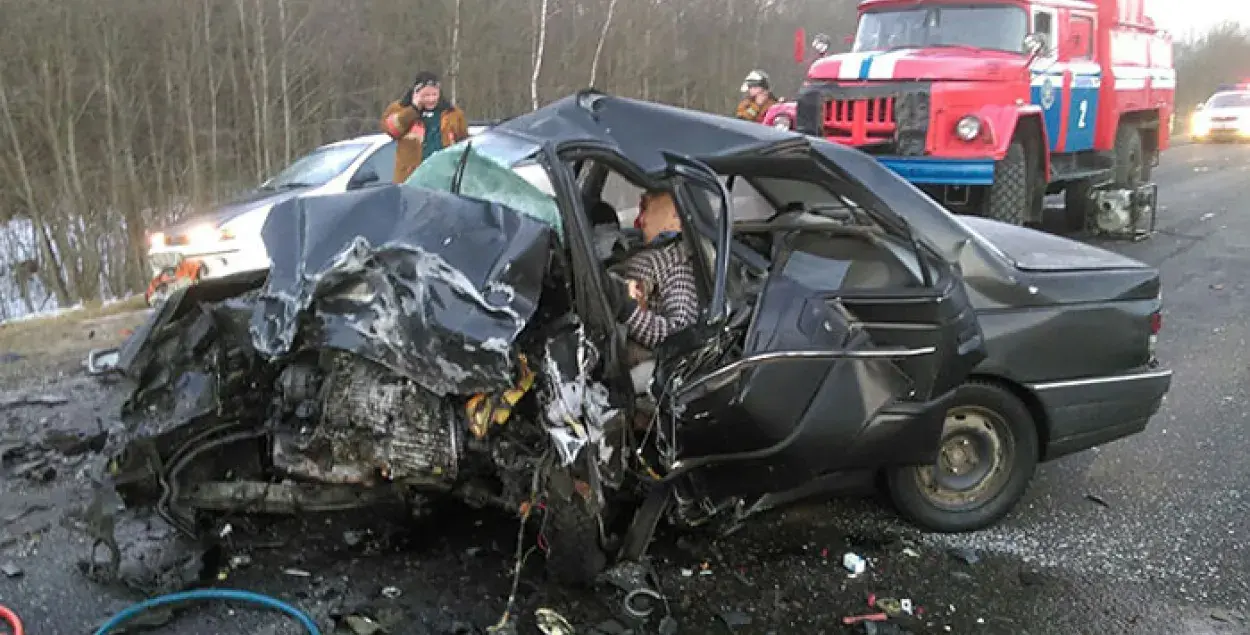 У страшнай аварыі пад Мінскам загінуў чалавек, другі — у рэанімацыі (фота)