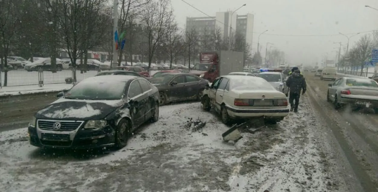 У ДТЗ на праспекце Незалежнасці ў Мінску сутыкнуліся чатыры аўтамабілі