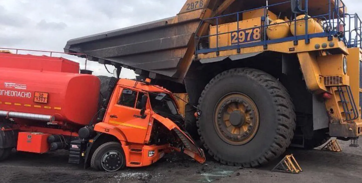 У Расіі жанчына на БелАЗе пераехала бензавоз (фота)