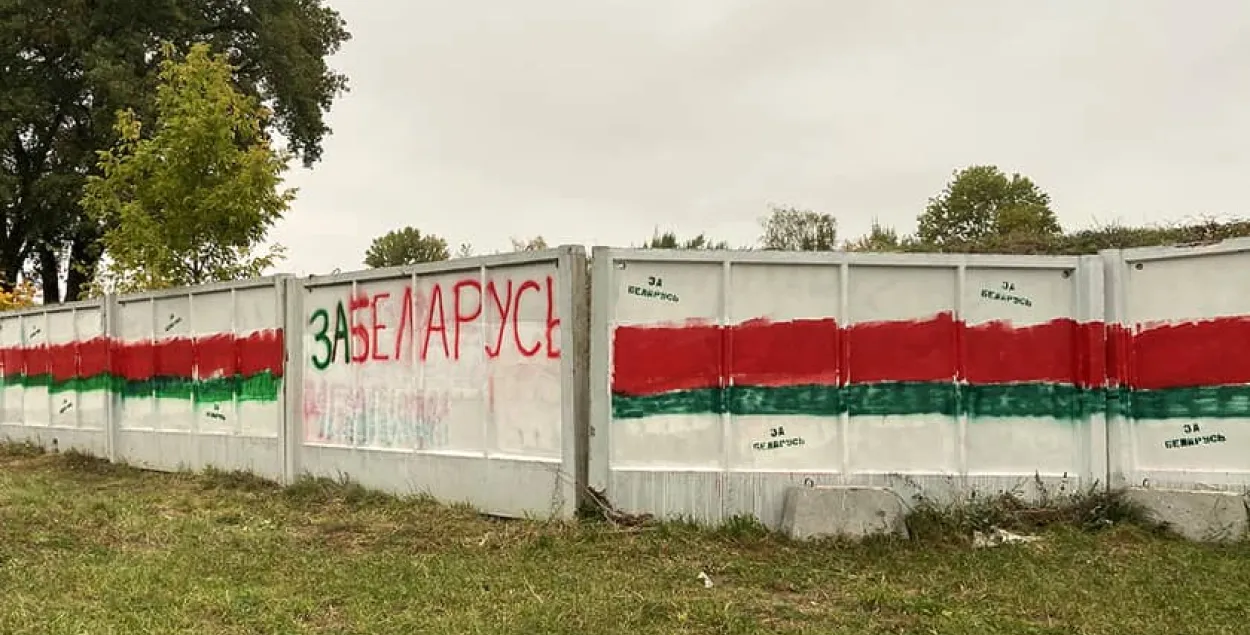 Кто приезжает в минские дворы и закрашивает БЧБ-символику?