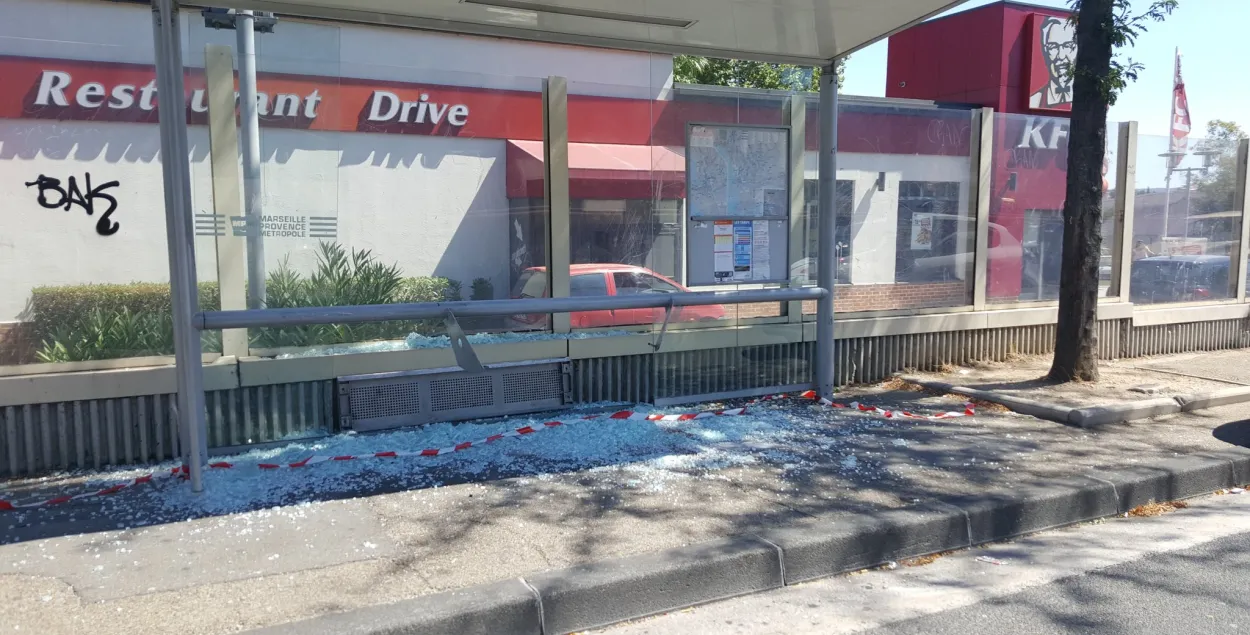 У Марсэлі аўтамабіль пратараніў аўтобусныя прыпынкі, адзін чалавек загінуў