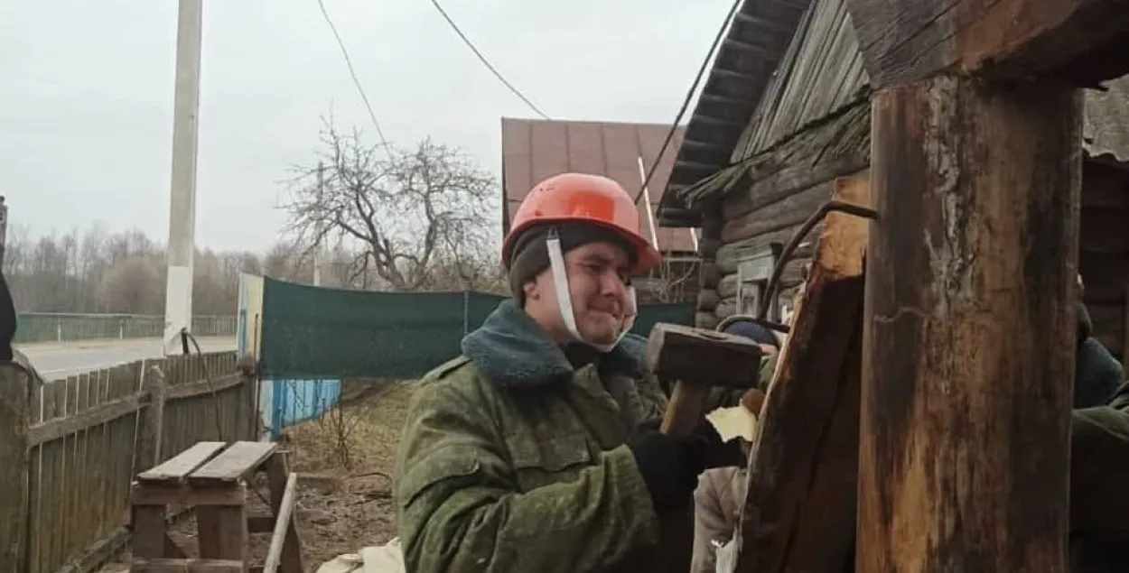 Вайскоўцы рамантуюць дом, у які заехала ракетная ўстаноўка / прэс-служба Міністэрства абароны
