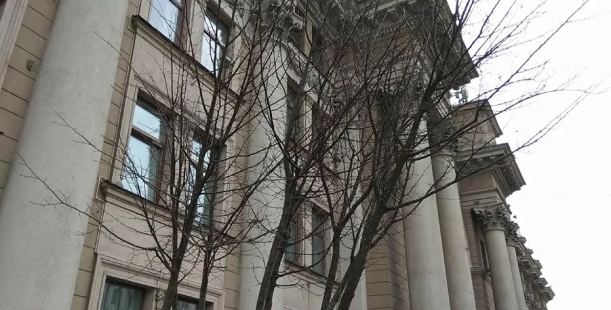 Раніцай на праспекце Незалежнасці ў Мінску збіраліся высадзіць вялікія дрэвы.