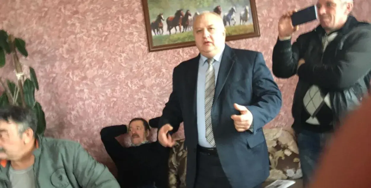 Задавал вопросы, проголосовал: в Миорах на праймериз оппозиции пришёл идеолог