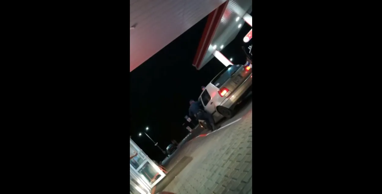 На АЗС пад Драгічынам міліцыянты выбілі шыбу ў аўто і выцягнулі кіроўцу 