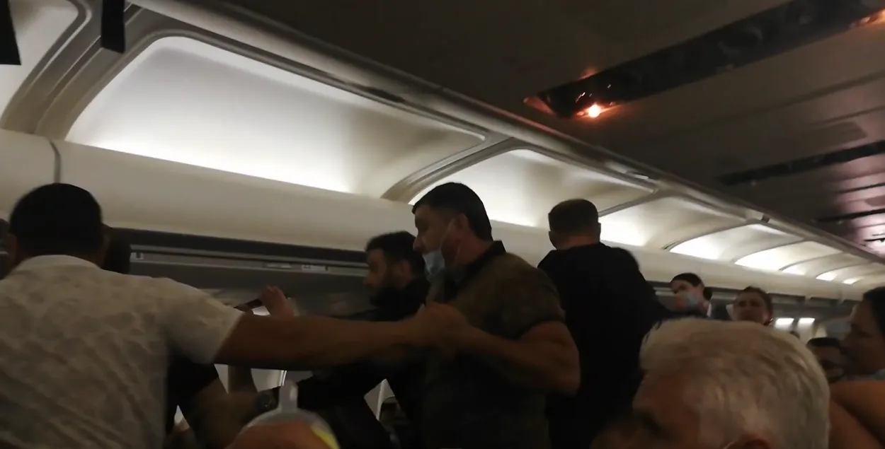 Бойка пачалася пасля таго, як адзін з пасажыраў абразіў жанчыну / скрыншот відэа