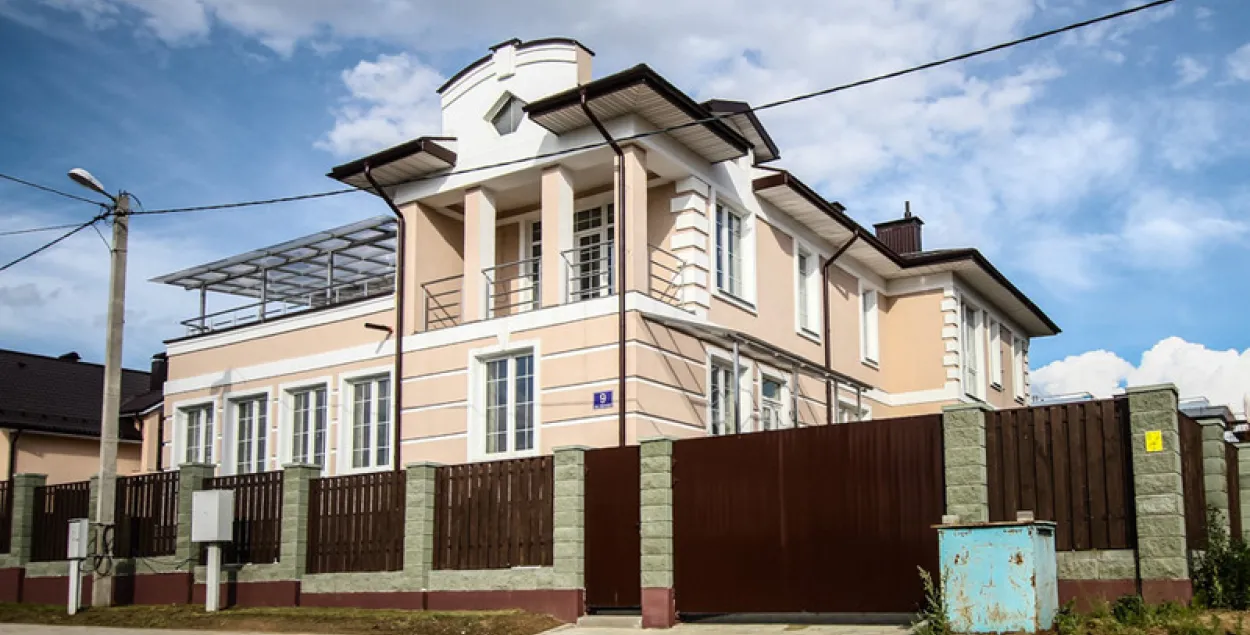 Сям’я сербскіх бізнэсоўцаў Карычаў здае катэдж у Драздах за 6000 еўра на месяц