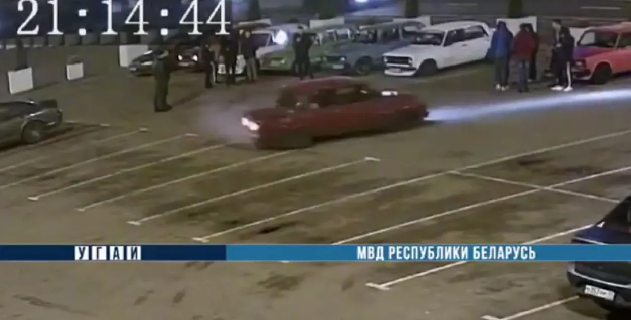 Дрифт на стоянке в Гомеле / Кадр из видео