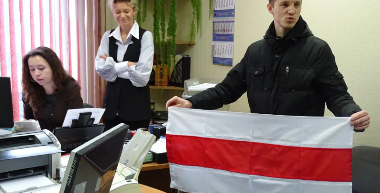 Дашкевіч — Мінкульту: Вось вам бел-чырвона-белы сцяг. Хораша ён у вас глядзіцца
