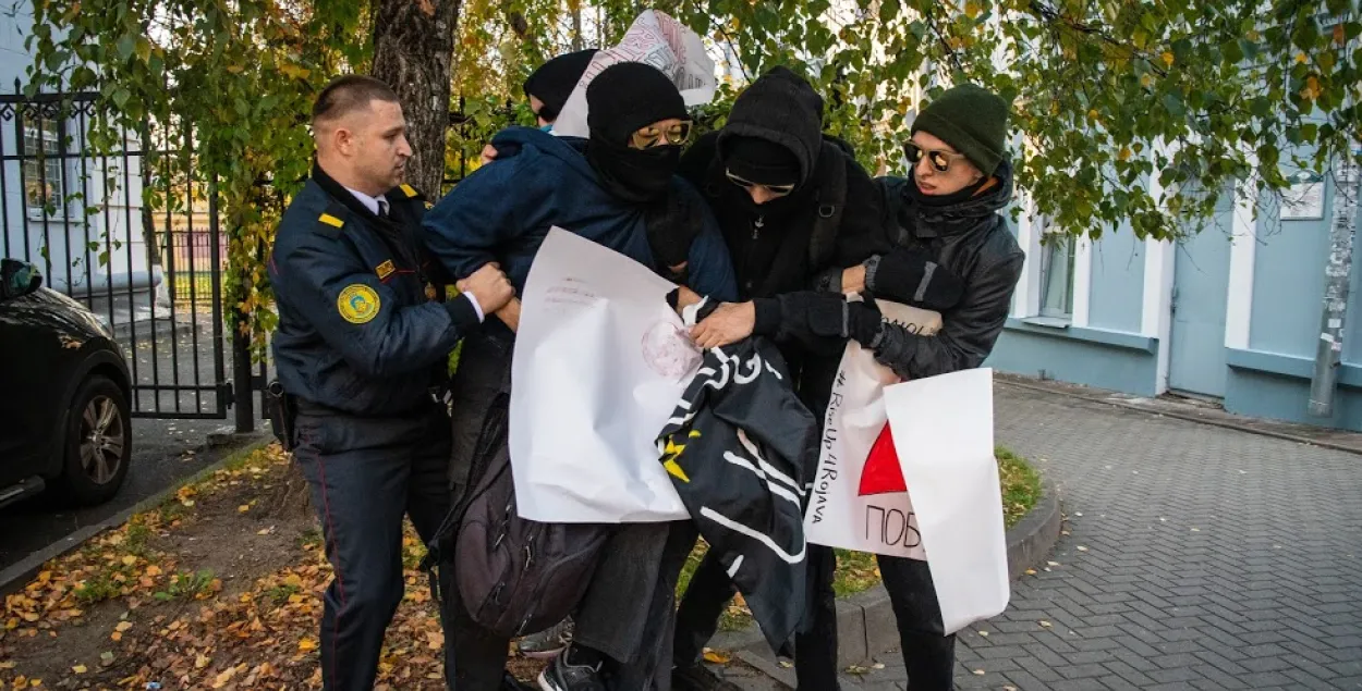 Милиционер пытается задержать участников акции / Роман Протасевич, Еврорадио