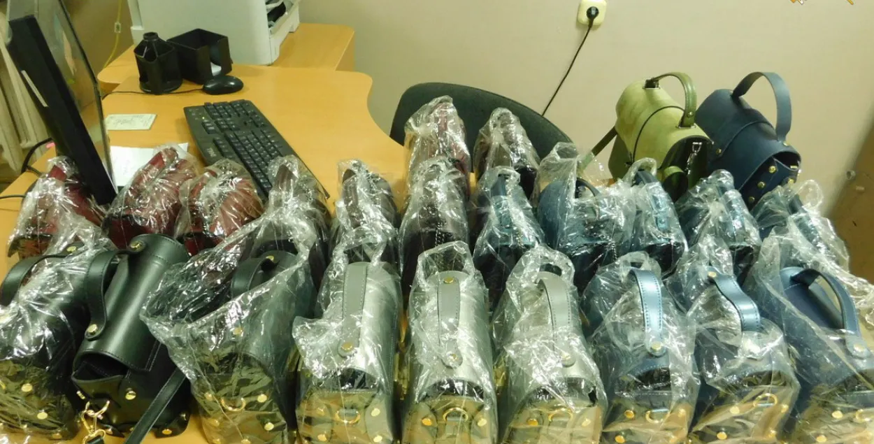 Беларуска схавала ў “Рэно” 24 сумкі, якія купіла ў Польшчы (фота, відэа)