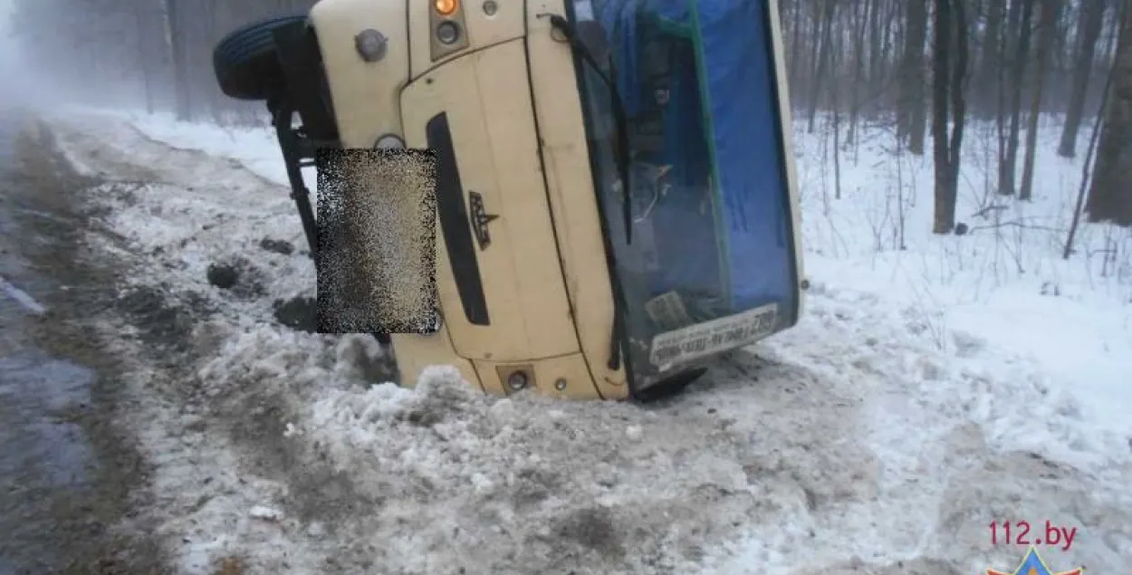 У Калінкавіцкім раёне перакуліўся аўтобус з пасажырамі (фота)