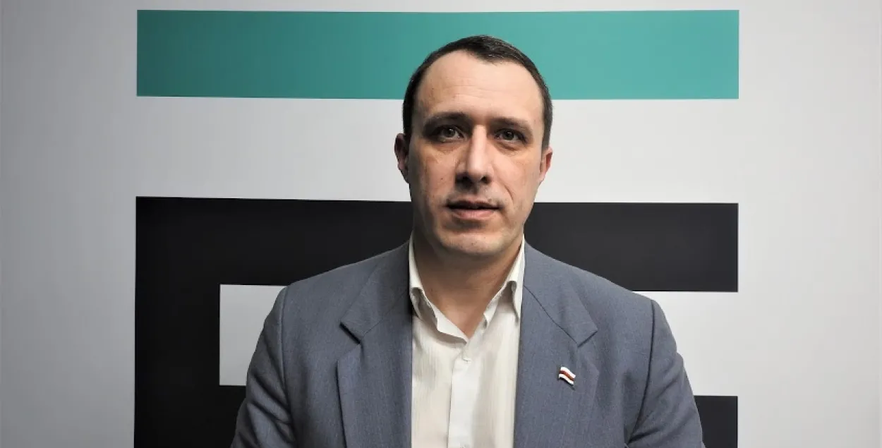 Павел Севярынец у знак пратэсту ў карцары парэзаў руку