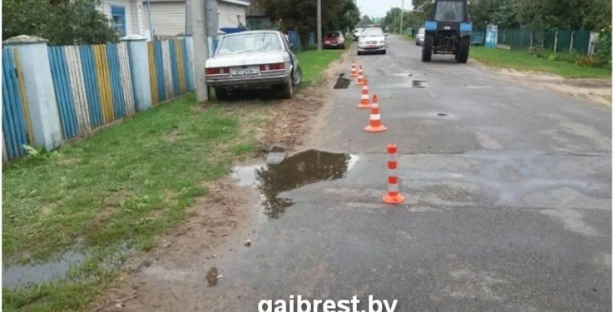 У Іванаўскім раёне "Mercedes" абганяў трактар і збіў двух дзяўчынак