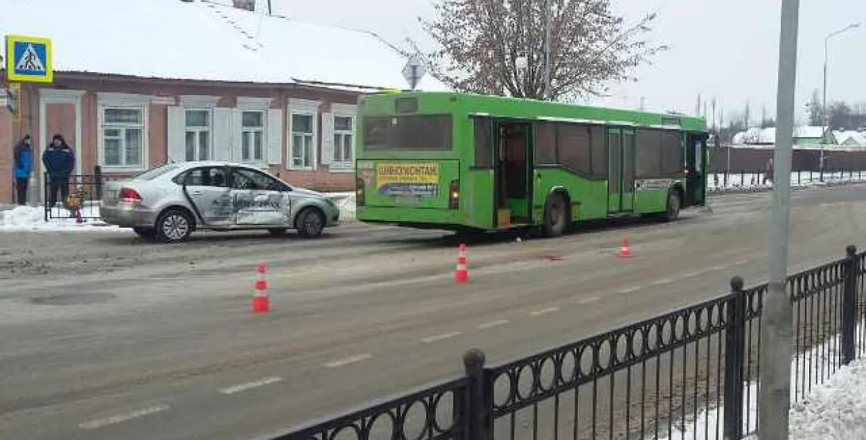 У Пінску аўтобус збіў жанчыну і сутыкнуўся з легкавіком