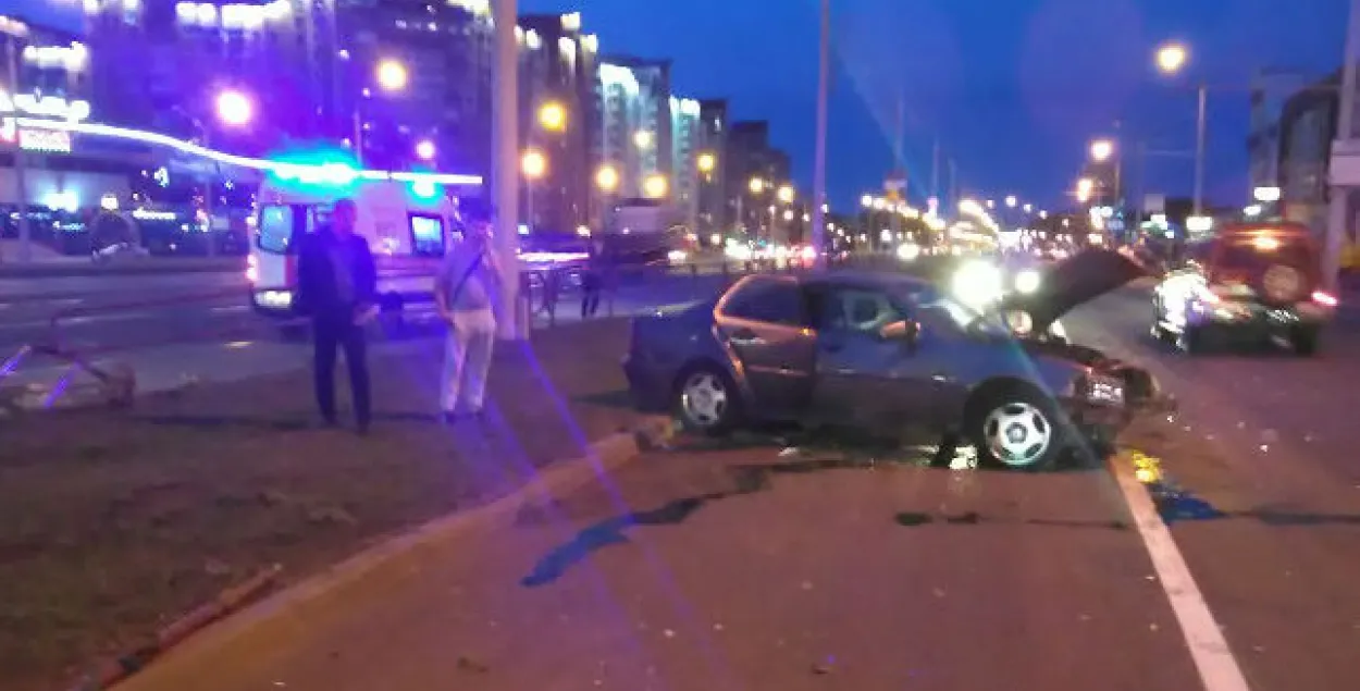 ДТЗ у Мінску: "Мерсэдэс" пасля ўдару аб парапет адкінула з дарогі