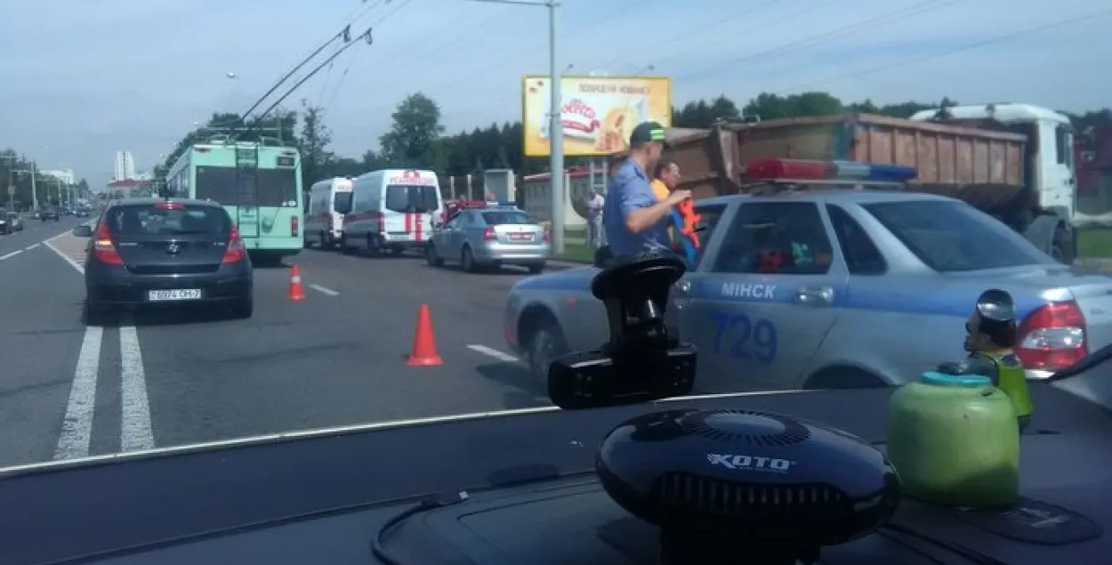 У Мінску грузавік сутыкнуўся з тралейбусам, пацярпелі восем чалавек
