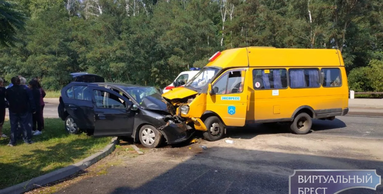 У Брэсце ў ДТЗ трапіла маршрутка з пасажырамі