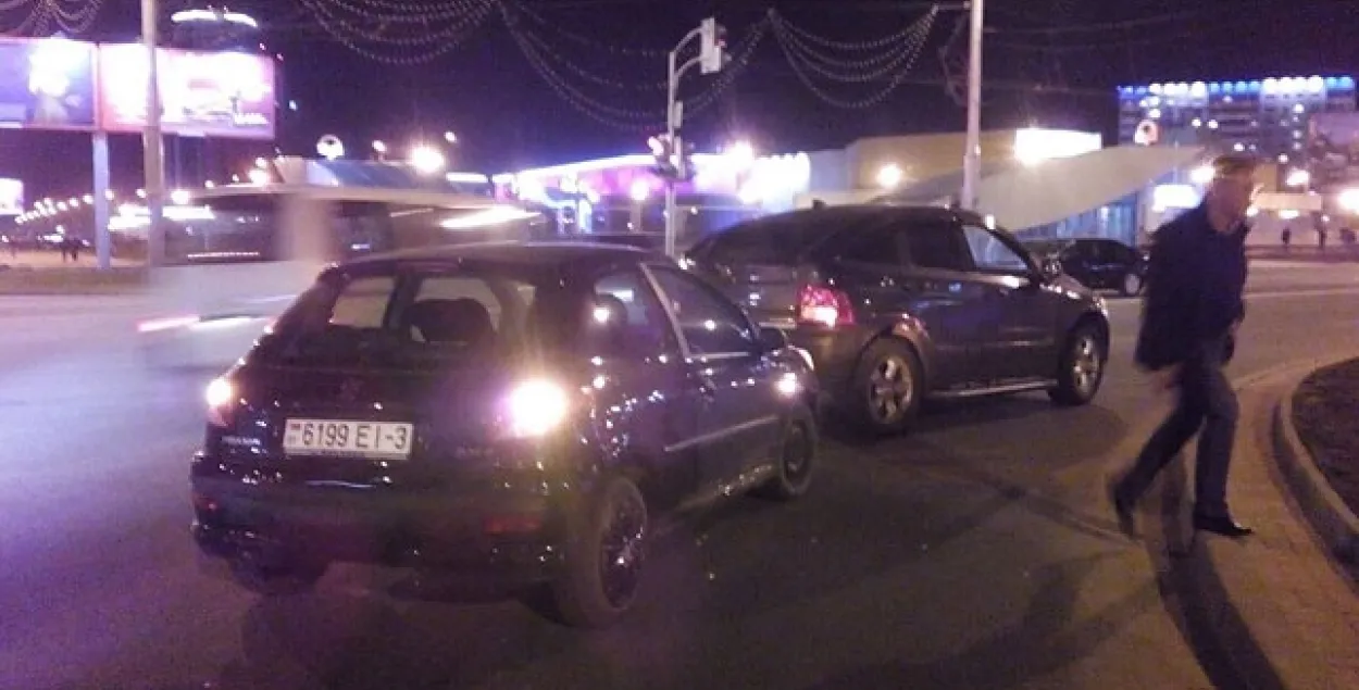 Уцякаючы з месца аварыі, п'яны кіроўца ўрэзаўся ў аўтамабіль даішніка