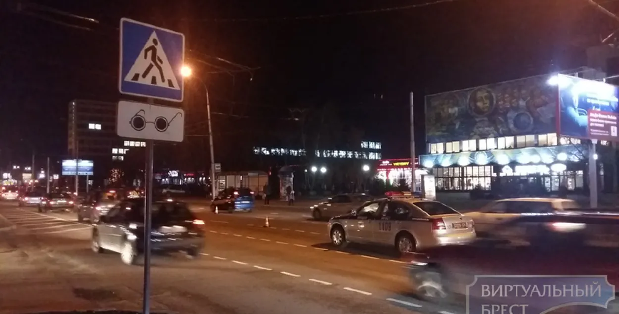 У Брэсце падлетак трапіў пад машыну, перабягаючы дарогу на чырвонае святло