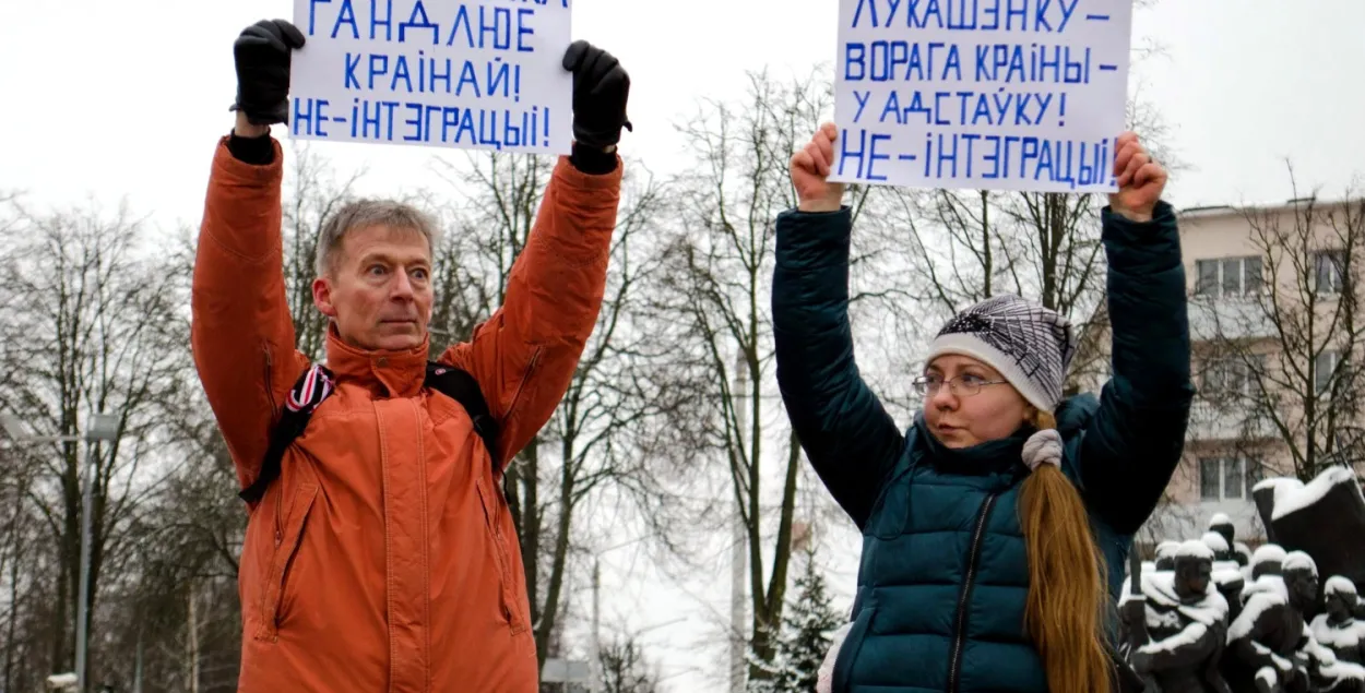Александр Дубровских и Наталья Спиридонова на акции 29 декабря в Витебске / spring96.org
