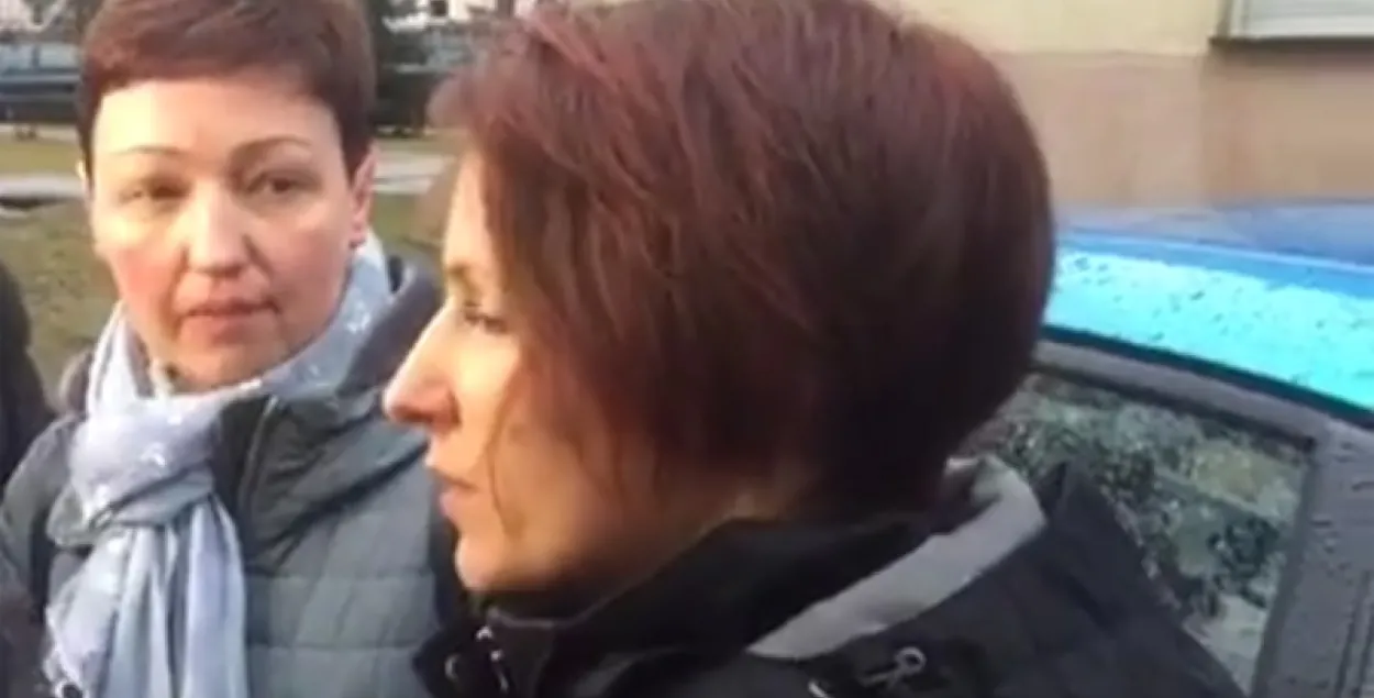 "У нас забралі грошы і карткі, і мы з дзіцём ехалі на папутках"