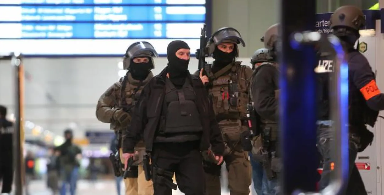 На вакзале ў Дзюсельдорфе мужчына з сякерай параніў сем чалавек