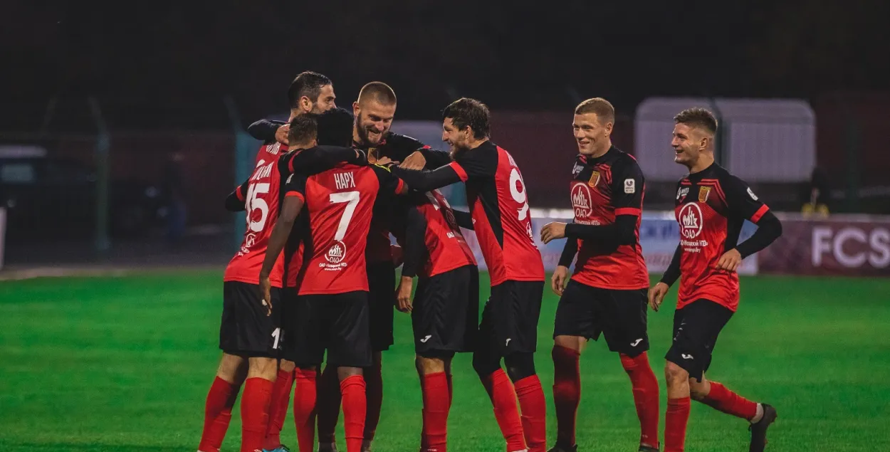 Футболисты "Славии" празднуют забитый гол / vk.com/fcslaviaby