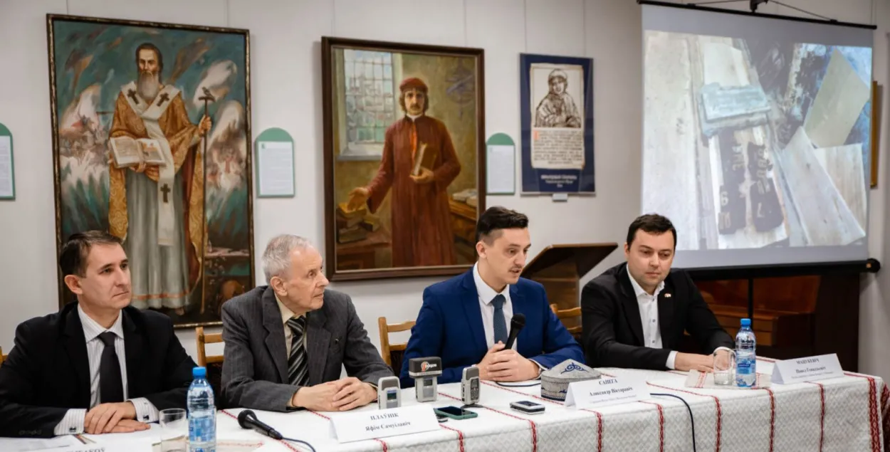 У Беларусь прывезлі з Казахстана парэшткі паэта Змітрака Бядулі