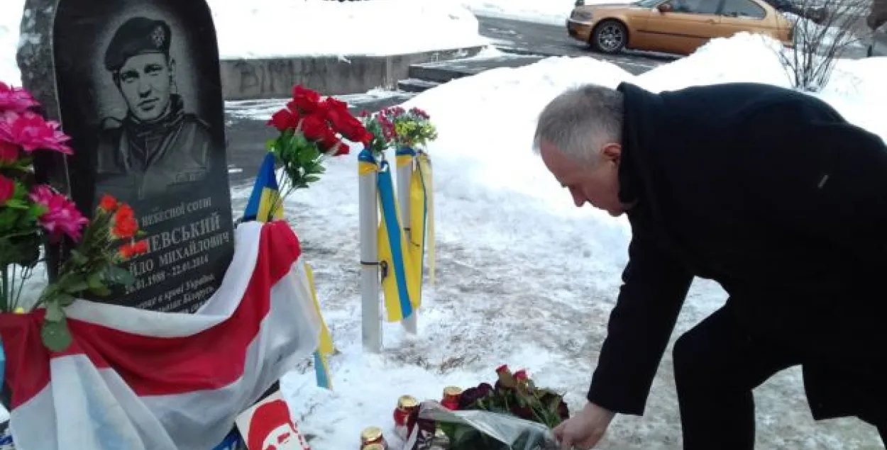 Фотафакт: Мікалай Статкевіч у Кіеве ўшанаваў памяць Міхаіла Жызнеўскага